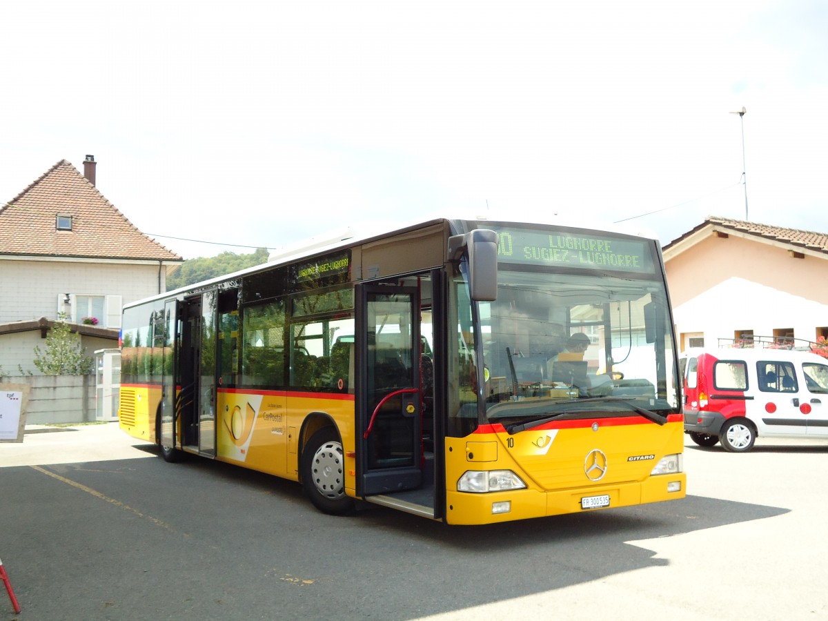 (128'082) - Petter, Lugnorre - Nr. 10/FR 300'535 - Mercedes am 26. Juli 2010 beim Bahnhof Sugiez