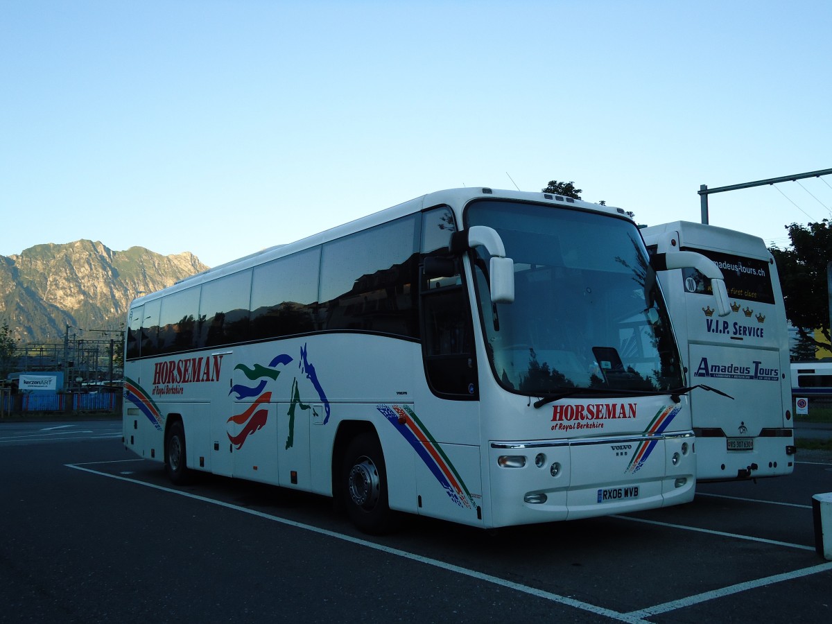 (128'121) - Aus England: Horsemann, Berkshire - RX06 WVB - Volvo am 31. Juli 2010 in Thun, Seestrasse