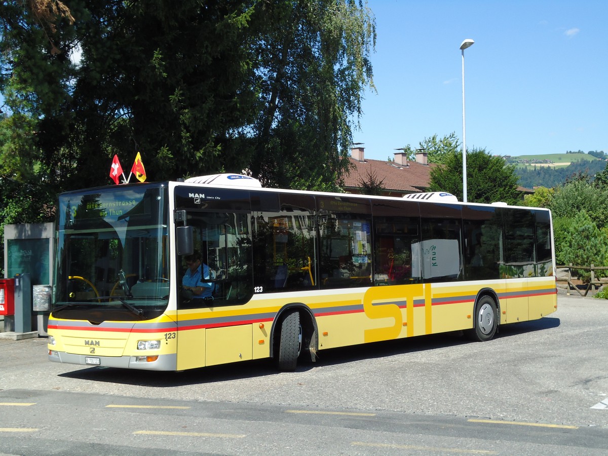 (128'203) - STI Thun - Nr. 123/BE 700'123 - MAN am 1. August 2010 in Steffisburg, Alte Bernstrasse