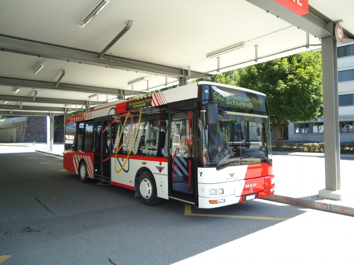 (128'252) - AS Engi - Nr. 7/GL 7707 - MAN/Gppel am 7. August 2010 beim Bahnhof Schwanden