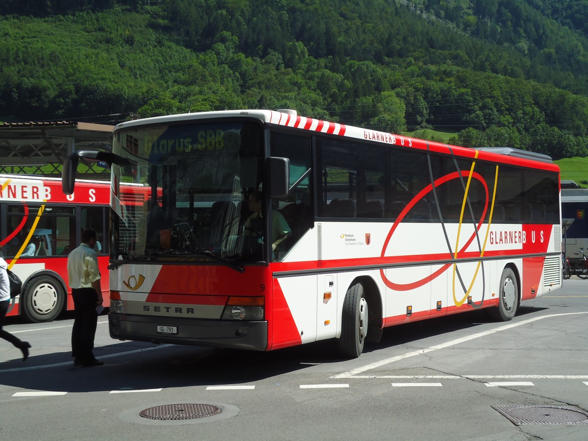 (128'259) - Niederer, Filzbach - Nr. 9/GL 791 - Setra am 7. August 2010 beim Bahnhof Glarus