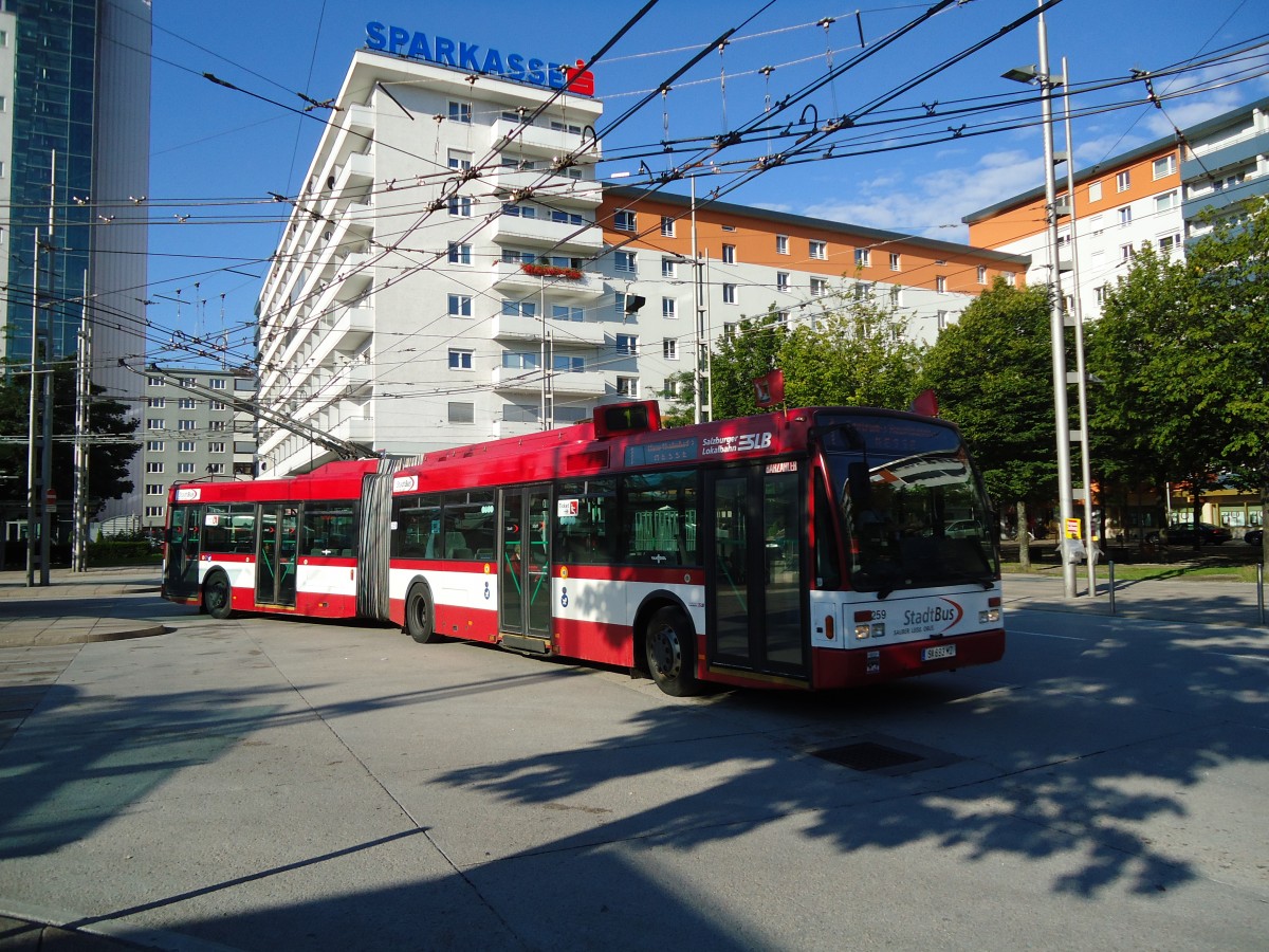 (128'321) - StadtBus, Salzburg - Nr. 259/S 693 MZ - Van Hool Gelenktrolleybus (ex VMCV Clarens/CH Nr. 2) am 8. August 2010 beim Bahnhof Salzburg