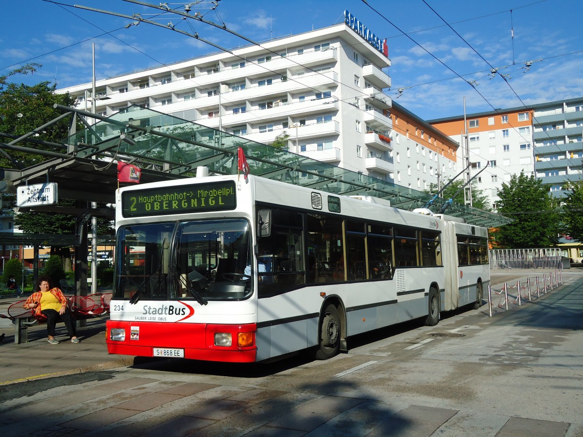 (128'330) - StadtBus, Salzburg - Nr. 234/S 868 EE - Grf&Stift Gelenktrolleybus (ex Nr. 9574) am 8. August 2010 beim Bahnhof Salzburg