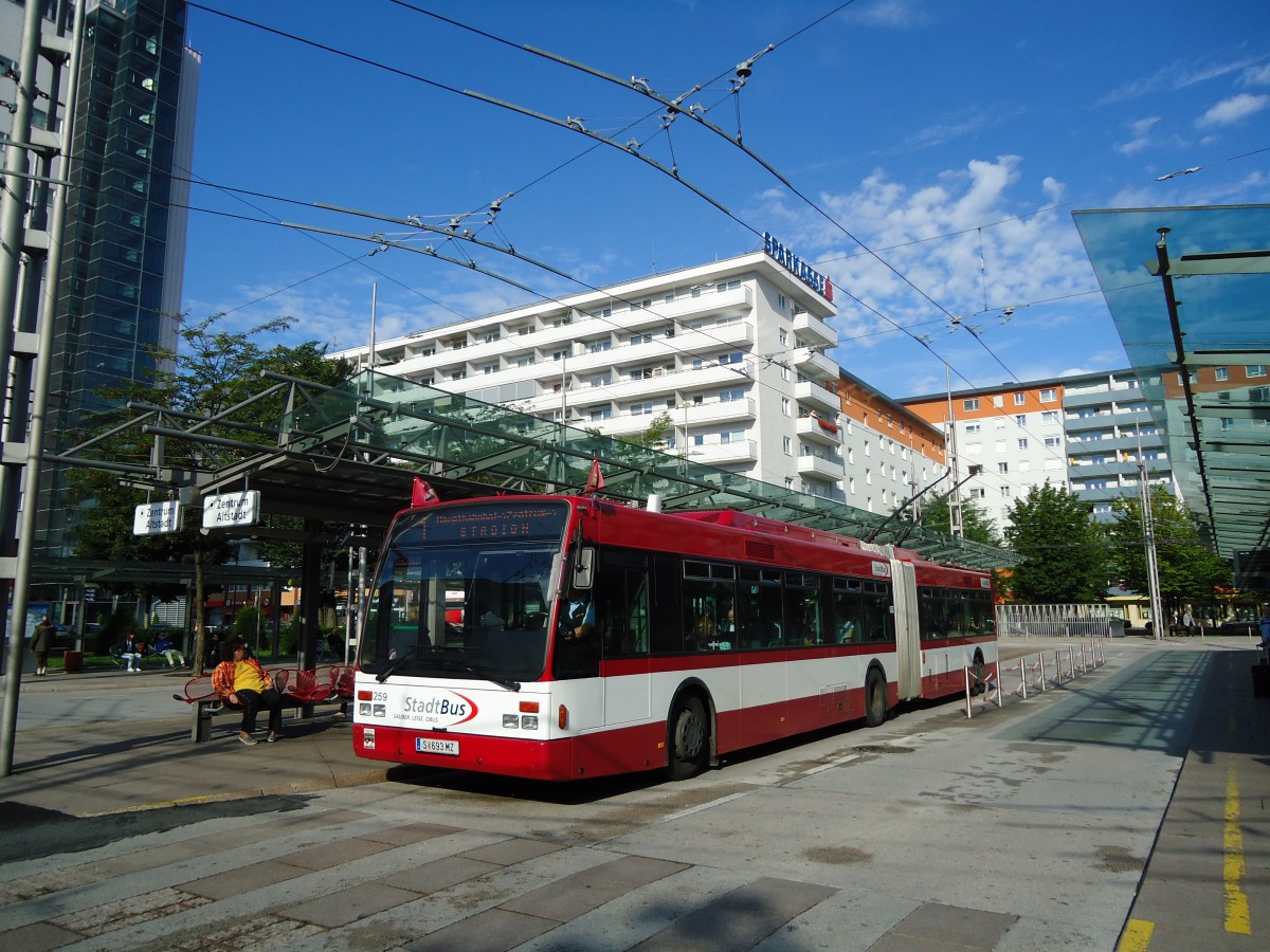 (128'331) - StadtBus, Salzburg - Nr. 259/S 693 MZ - Van Hool Gelenktrolleybus (ex VMCV Clarens/CH Nr. 2) am 8. August 2010 beim Bahnhof Salzburg