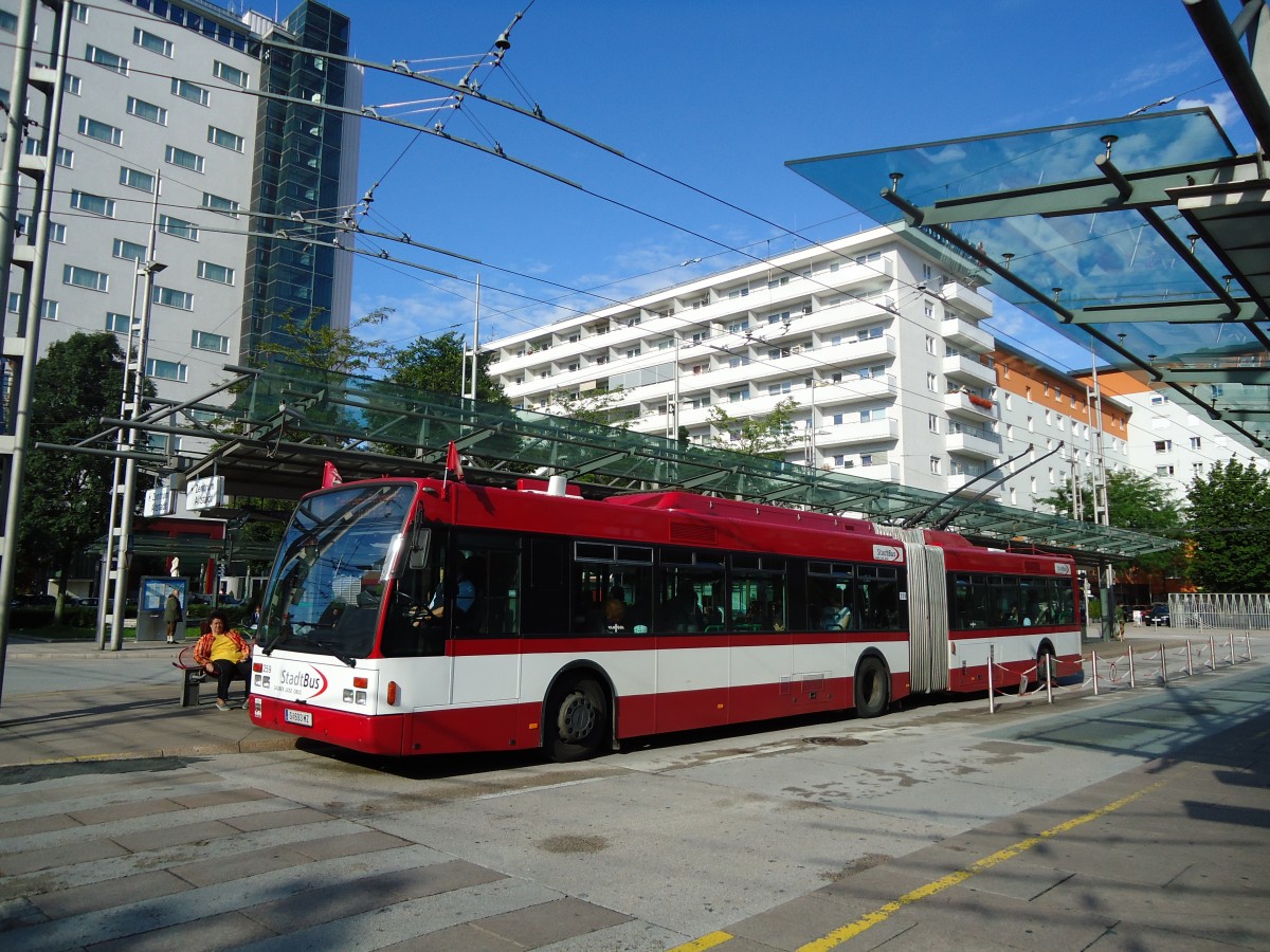 (128'331) - StadtBus, Salzburg - Nr. 259/S 693 MZ - Van Hool Gelenktrolleybus (ex VMCV Clarens/CH Nr. 2) am 8. August 2010 beim Bahnhof Salzburg