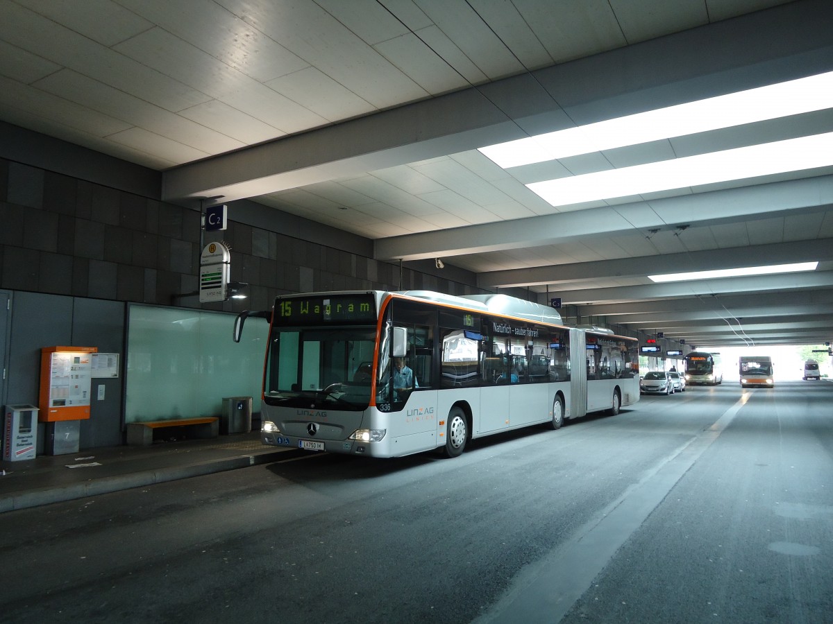 (128'341) - Linz Linien - Nr. 336/L 750 IH - Mercedes am 8. August 2010 beim Bahnhof Linz