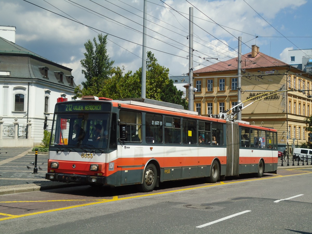 (128'513) - DPB Bratislava - Nr. 6633 - Skoda Gelenktrolleybus am 10. August 2010 in Bratislava, Hodzovo Nam.