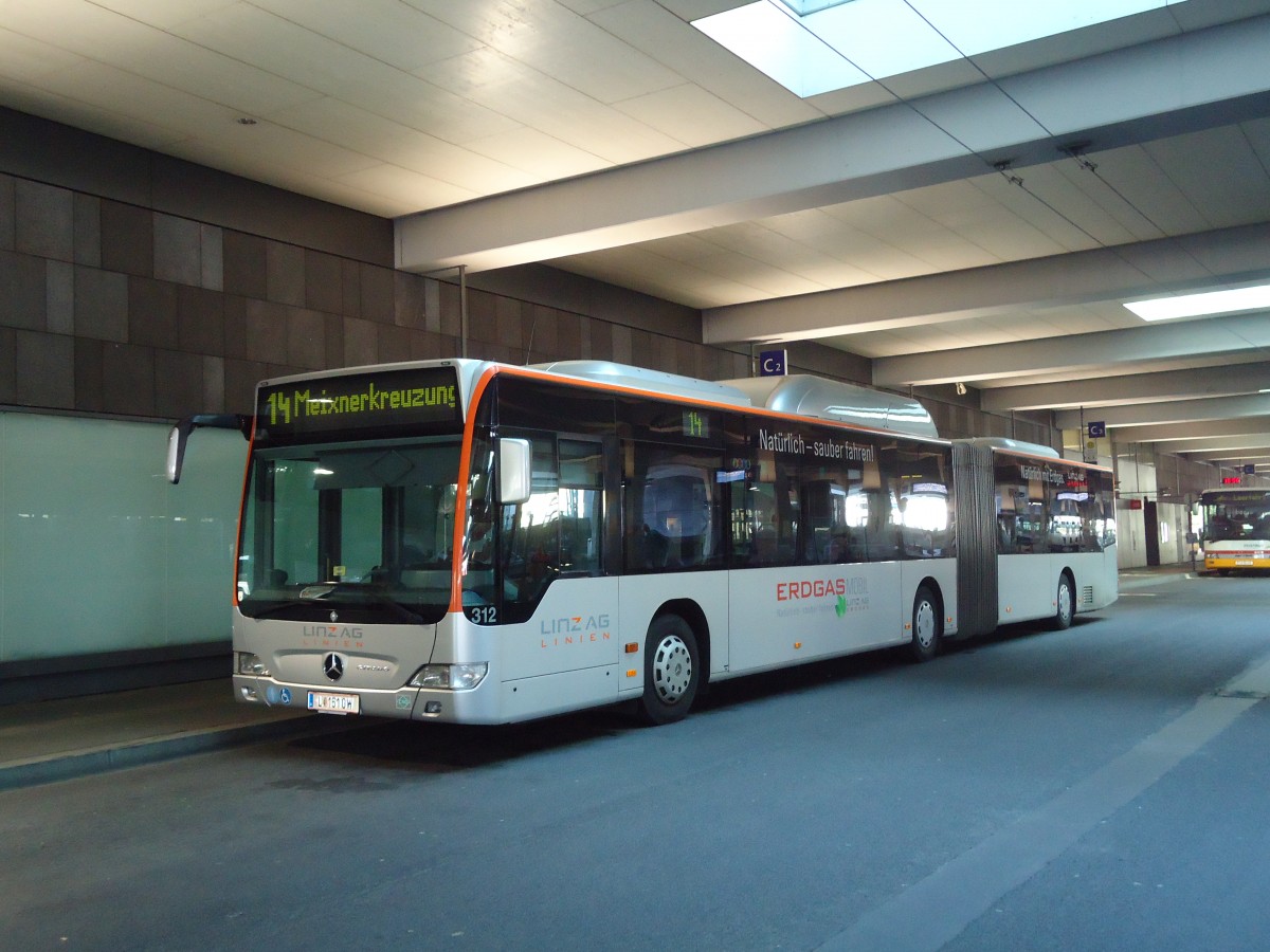 (128'536) - Linz Linien - Nr. 312/L 151 OW - Mercedes am 10. August 2010 beim Bahnhof Linz