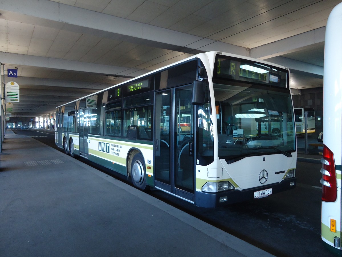 (128'539) - Welser, Traun - LL WWT 34 - Mercedes am 10. August 2010 beim Bahnhof Linz