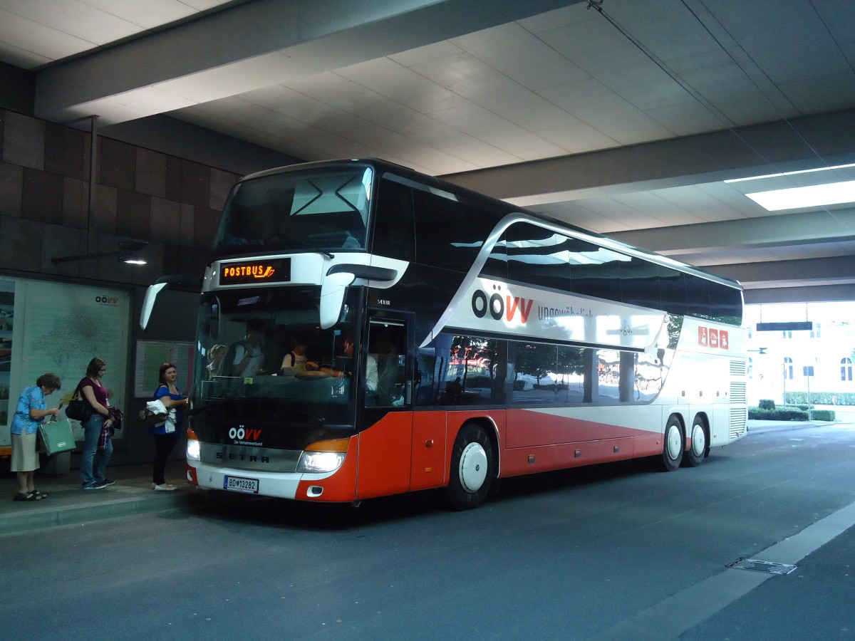 (128'551) - PostBus - BD 13'282 - Setra am 10. August 2010 beim Bahnhof Linz