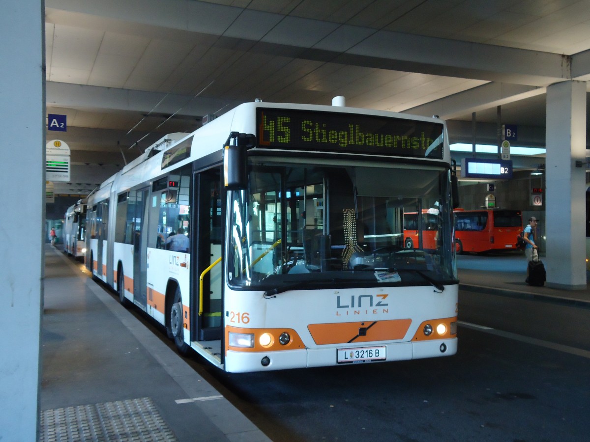 (128'552) - Linz Linien - Nr. 216/L 3216 B - Volvo Gelenktrolleybus am 10. August 2010 beim Bahnhof Linz