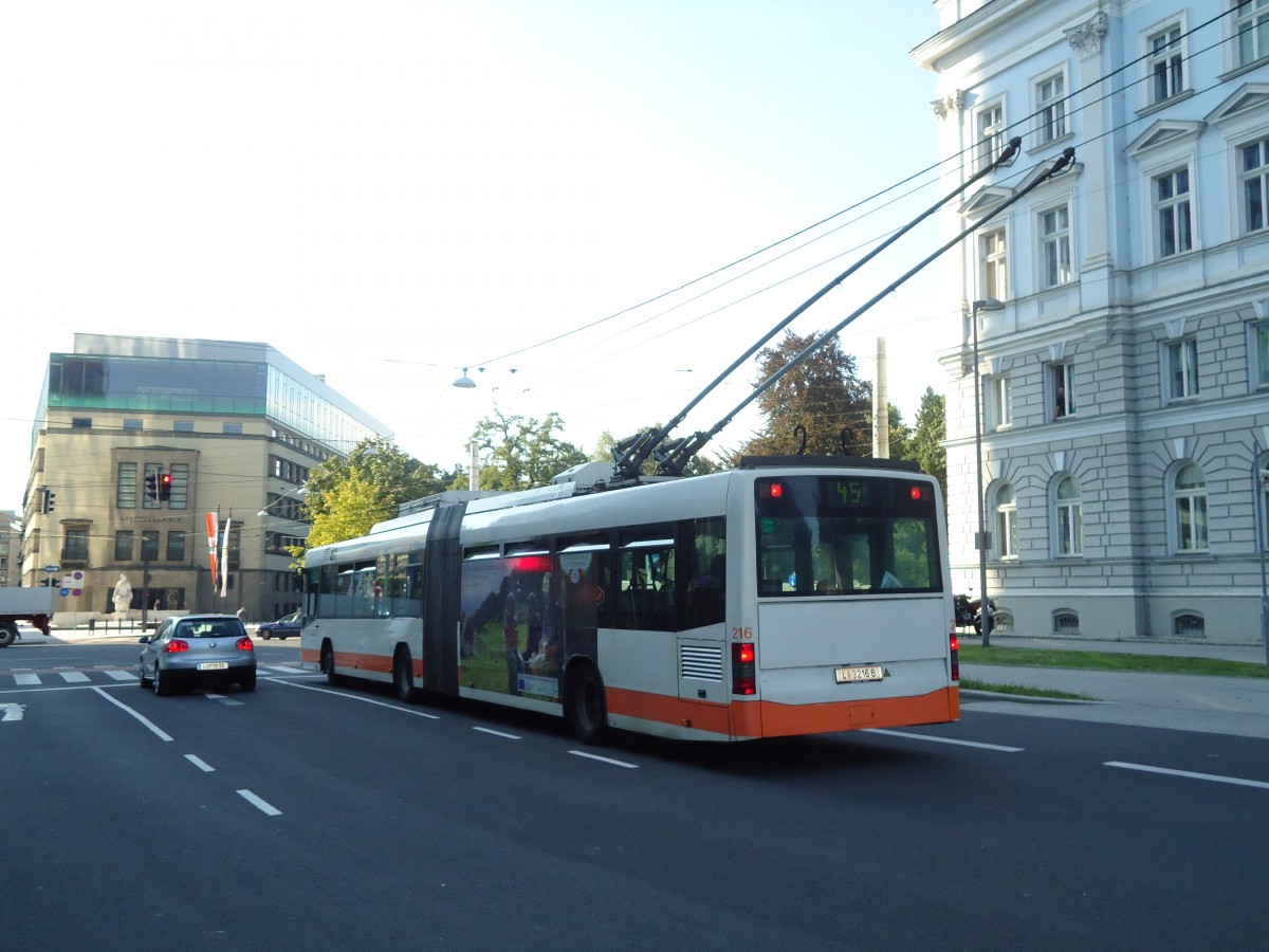 (128'555) - Linz Linien - Nr. 216/L 3216 B - Volvo Gelenktrolleybus am 10. August 2010 beim Bahnhof Linz