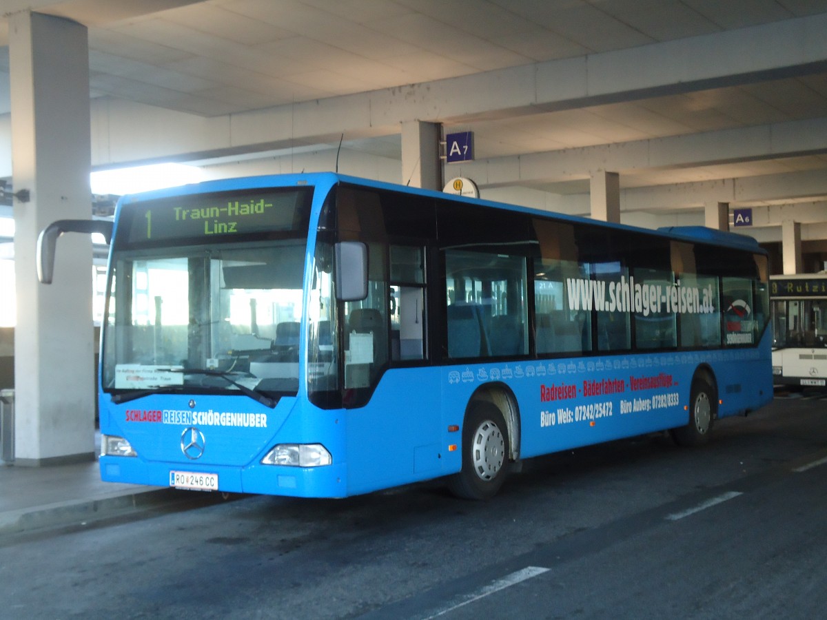 (128'568) - Schlager, Wels - RO 246 CC - Mercedes am 10. August 2010 beim Bahnhof Linz