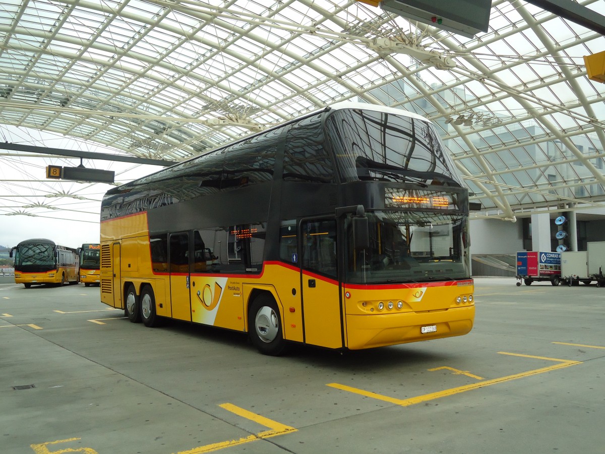 (128'694) - PostAuto Graubnden - GR 102'368 - Neoplan am 13. August 2010 in Chur, Postautostation