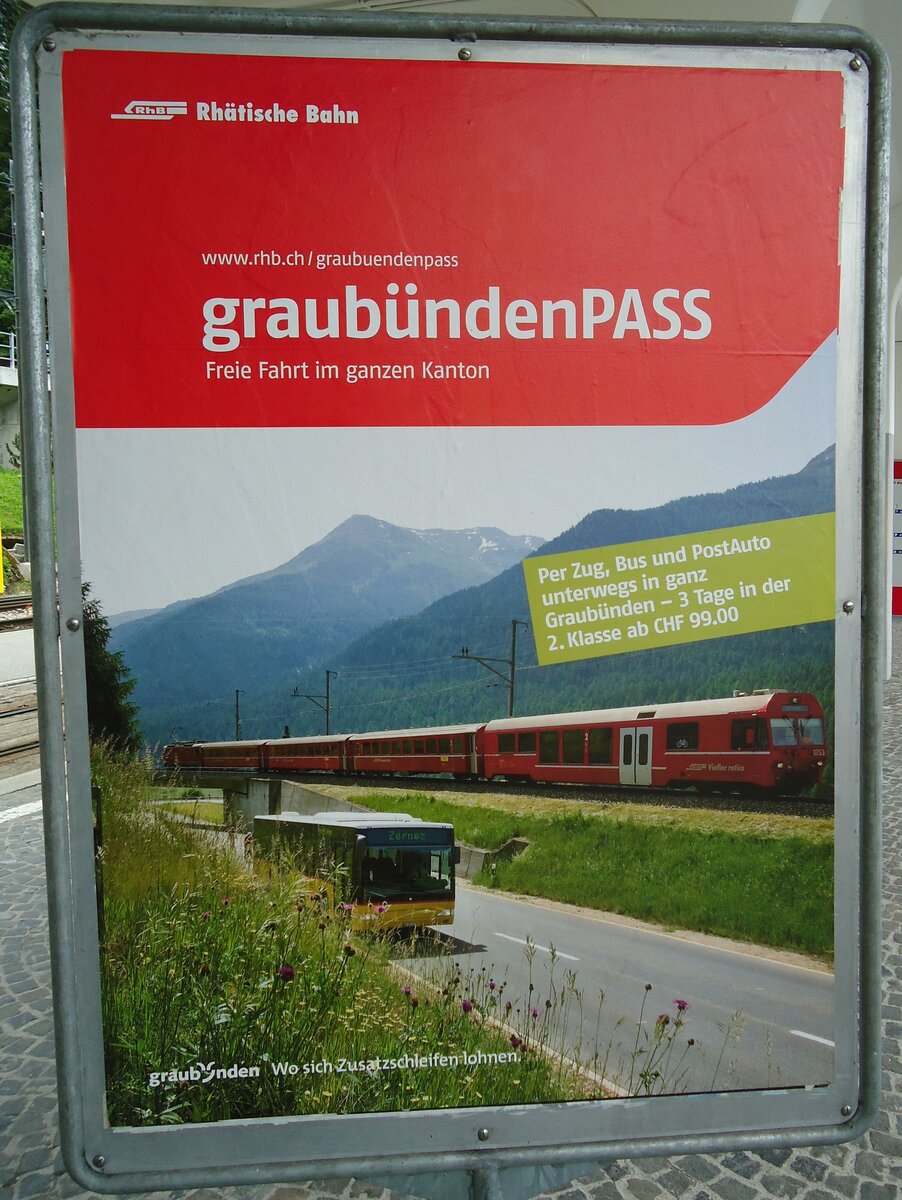 (128'718) - Plakat fr den graubndenPASS am 13. August 2010 beim Bahnhof Arosa