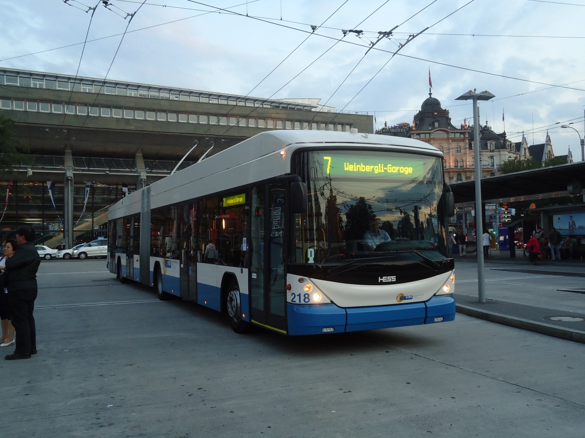 (128'749) - VBL Luzern - Nr. 218 - Hess/Hess Gelenktrolleybus am 13. August 2010 beim Bahnhof Luzern