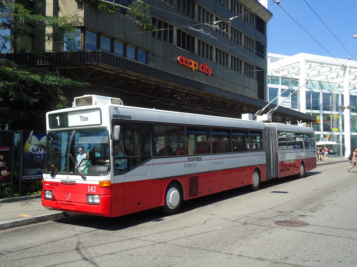 (129'048) - SW Winterthur - Nr. 142 - Mercedes Gelenktrolleybus am 22. August 2010 beim Hauptbahnhof Winterthur