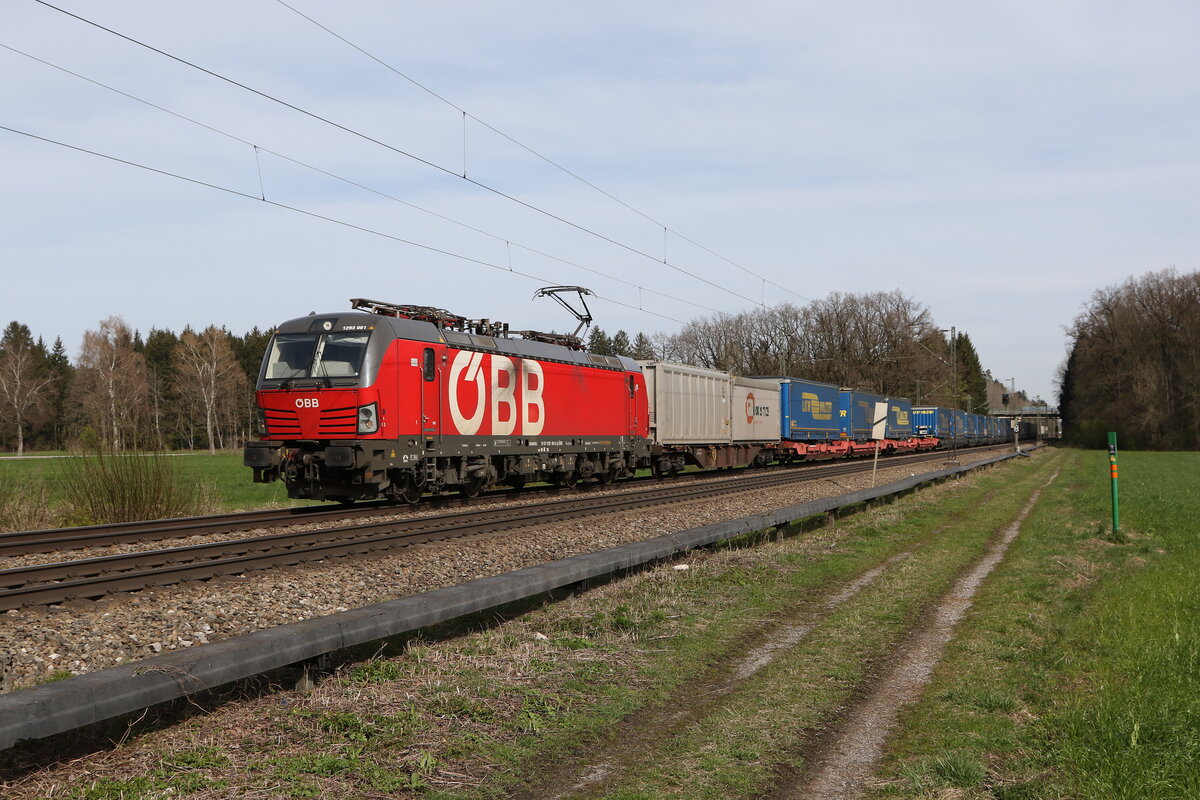 1293 081 mit einem  Walter-KLV  aus Mnchen kommend am 26. Mrz 2024 bei Brannenburg im Inntal.