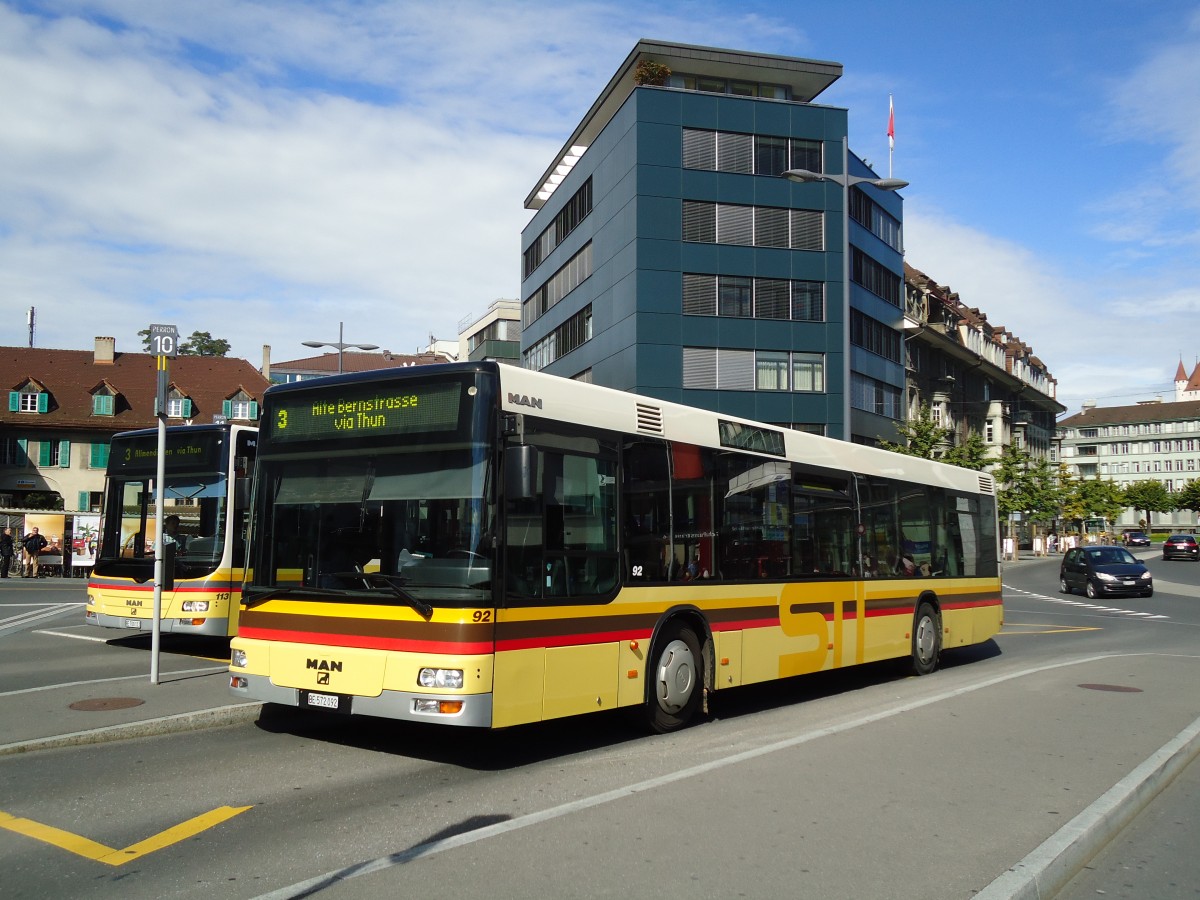 (130'114) - STI Thun - Nr. 92/BE 572'092 - MAN am 2. Oktober 2010 beim Bahnhof Thun