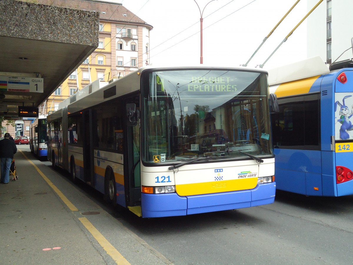 (130'166) - TC La Chaux-de-Fonds - Nr. 121 - NAW/Hess Gelenktrolleybus am 4. Oktober 2010 beim Bahnhof La Chaux-de-Fonds