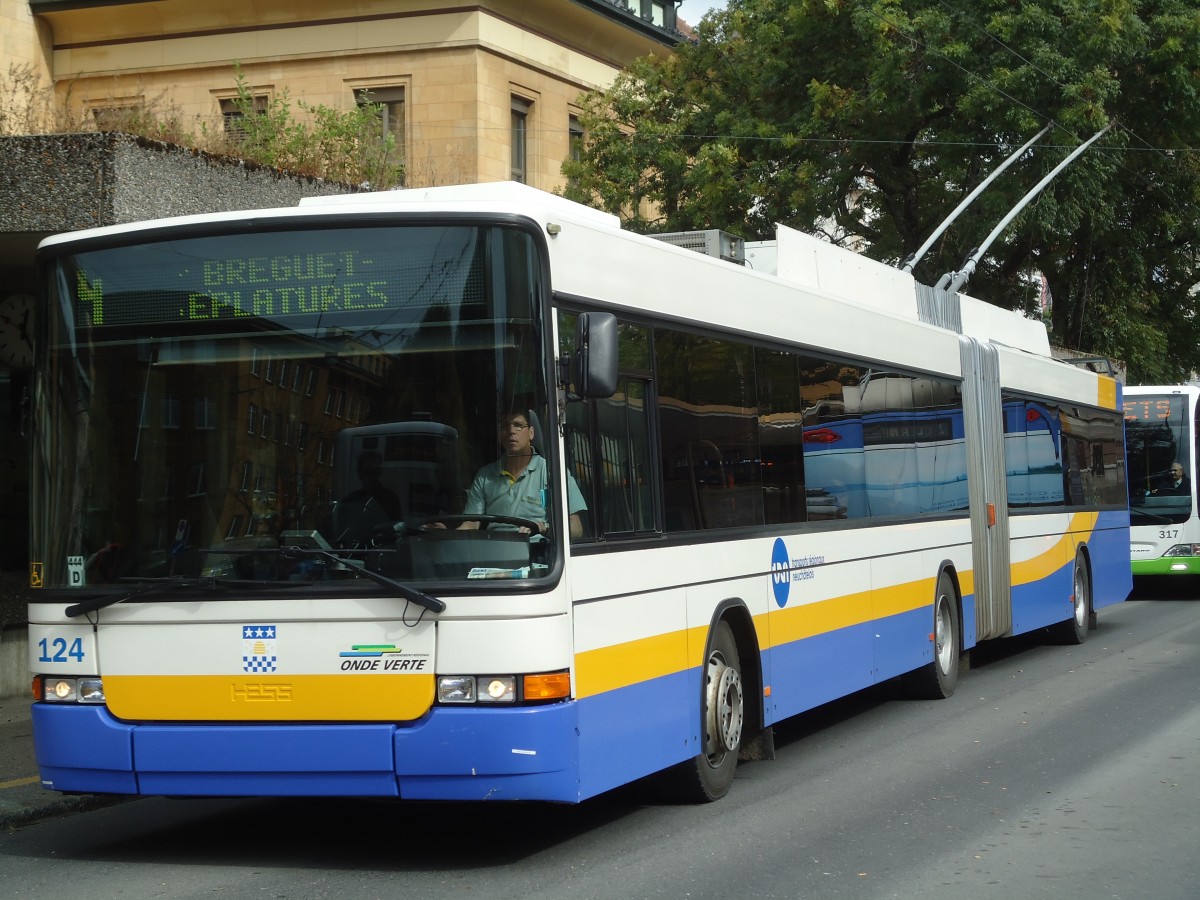 (130'176) - TC La Chaux-de-Fonds - Nr. 124 - NAW/Hess Gelenktrolleybus am 4. Oktober 2010 beim Bahnhof La Chaux-de-Fonds