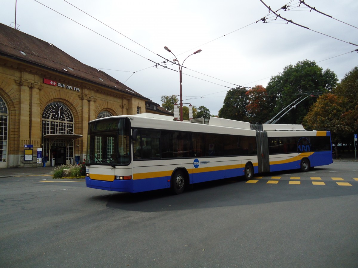 (130'182) - TC La Chaux-de-Fonds - Nr. 122 - NAW/Hess Gelenktrolleybus am 4. Oktober 2010 beim Bahnhof La Chaux-de-Fonds