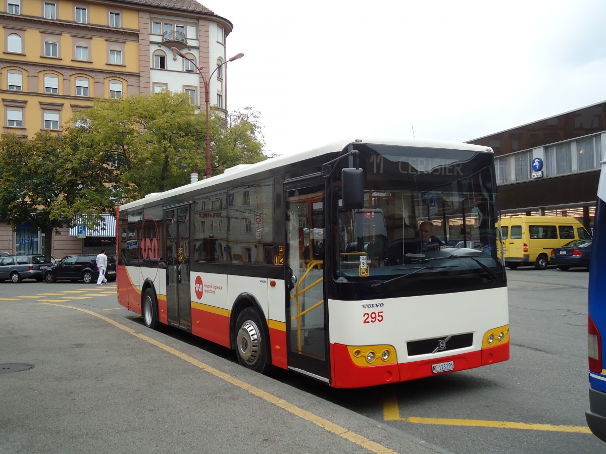 (130'192) - VR La Chaux-de-Fonds - Nr. 295/NE 113'295 - Volvo/Alfabuz am 4. Oktober 2010 beim Bahnhof La Chaux-de-Fonds