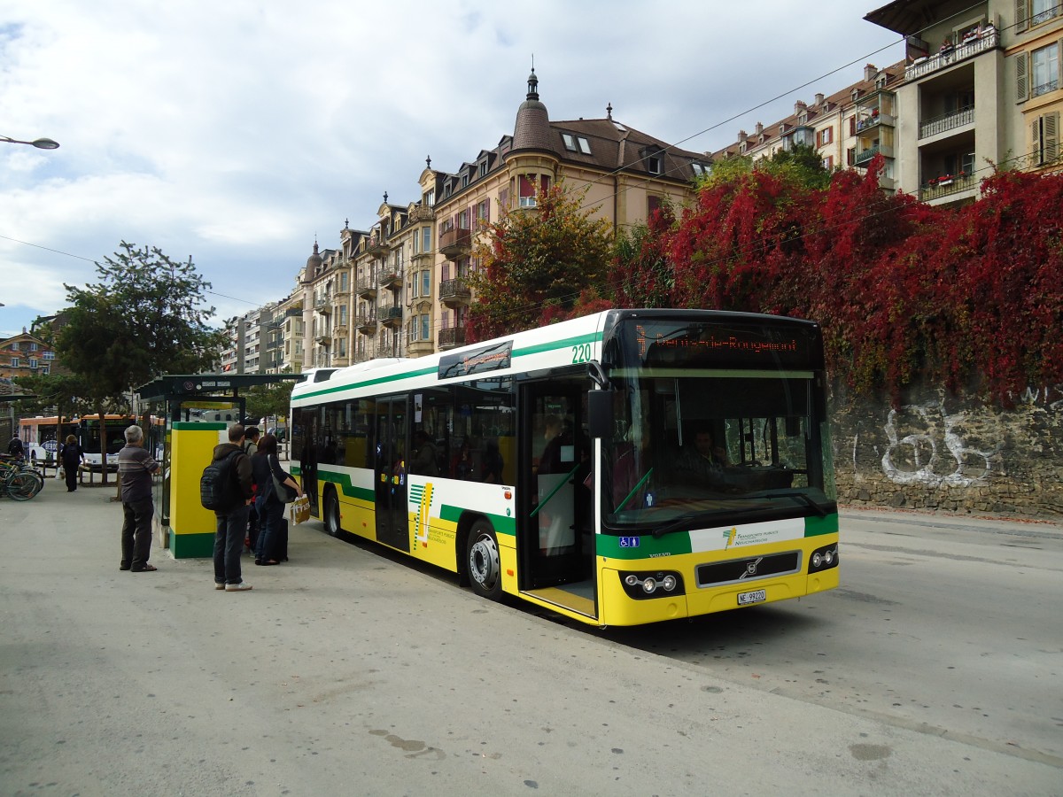 (130'203) - TN Neuchtel - Nr. 220/NE 99'220 - Volvo am 4. Oktober 2010 beim Bahnhof Neuchtel