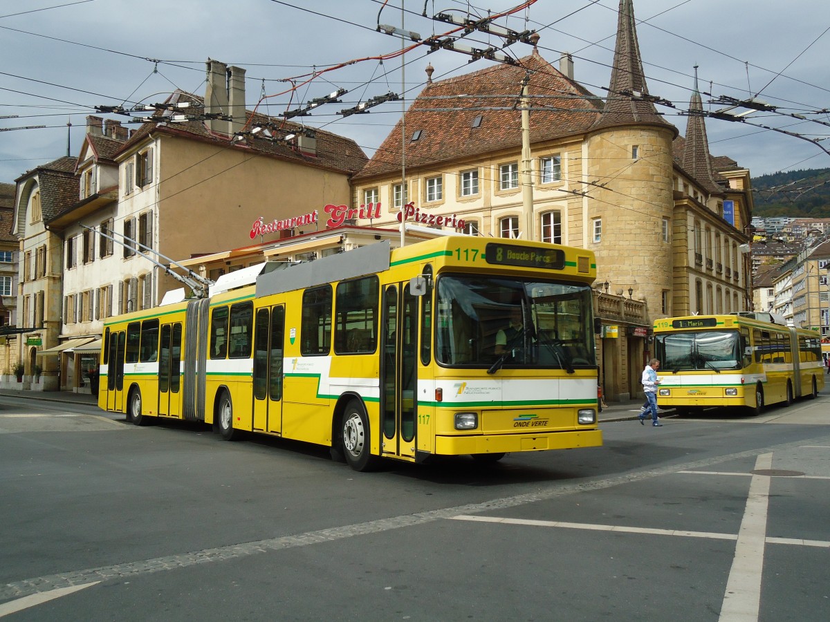 (130'213) - TN Neuchtel - Nr. 117 - NAW/Hess Gelenktrolleybus am 4. Oktober 2010 in Neuchtel, Place Pury