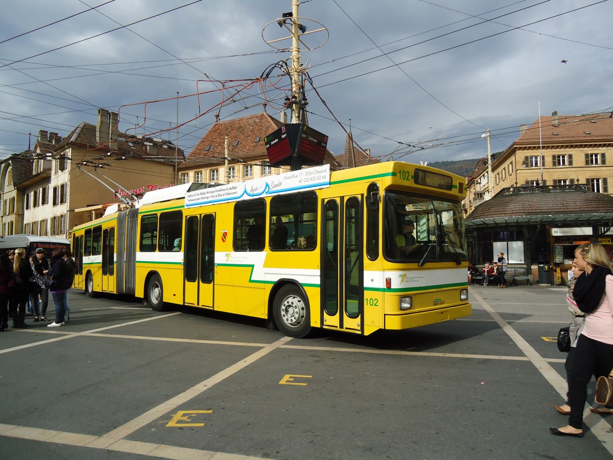 (130'226) - TN Neuchtel - Nr. 102 - NAW/Hess Gelenktrolleybus am 4. Oktober 2010 in Neuchtel, Place Pury