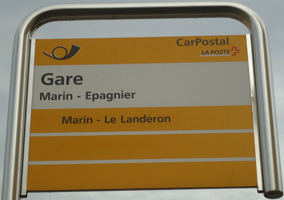 (130'238) - PostAuto-Haltestellenschild - Marin-Epagnier, Gare - am 4. Oktober 2010