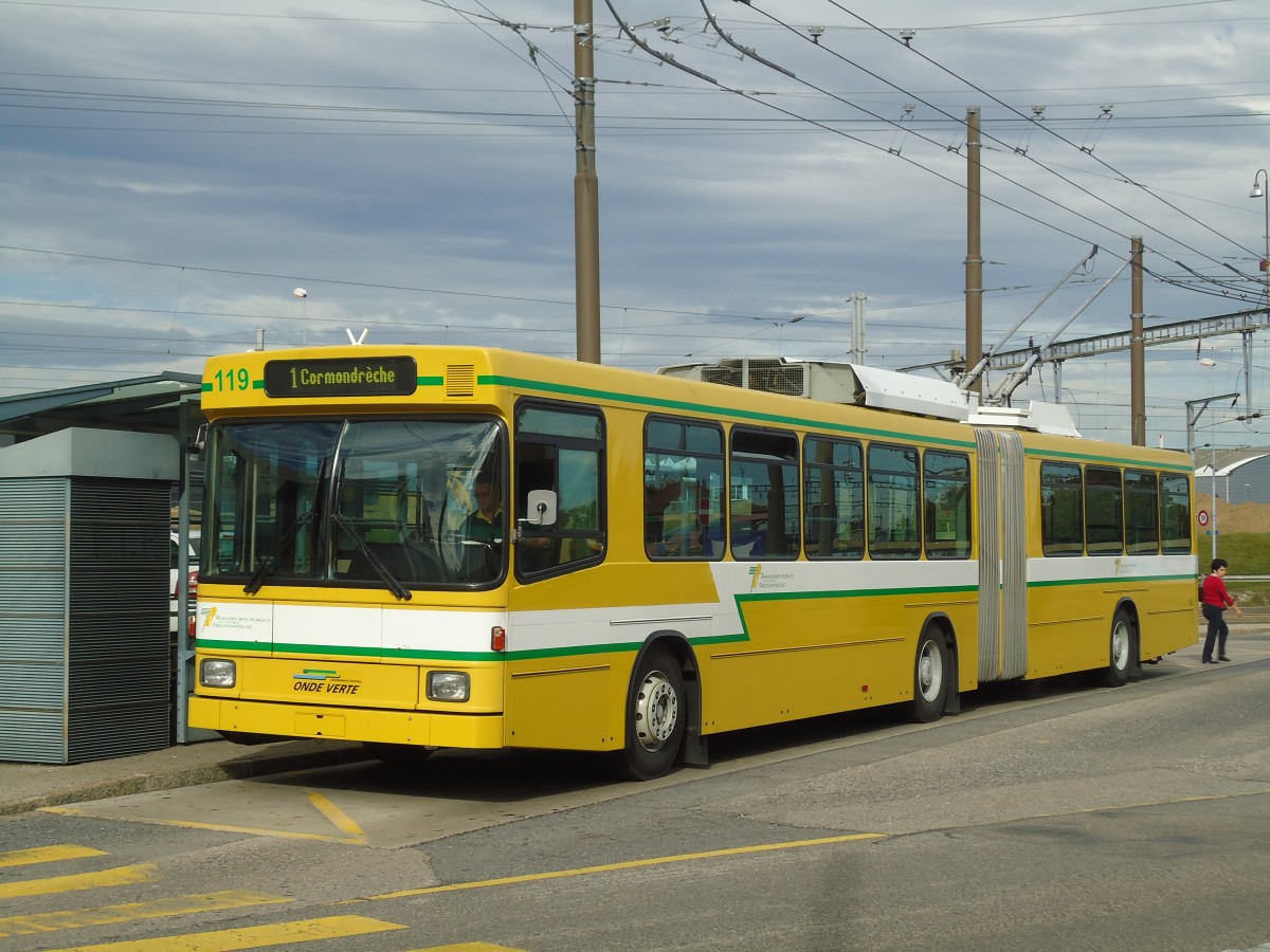 (130'252) - TN Neuchtel - Nr. 119 - NAW/Hess Gelenktrolleybus am 4. Oktober 2010 beim Bahnhof Marin