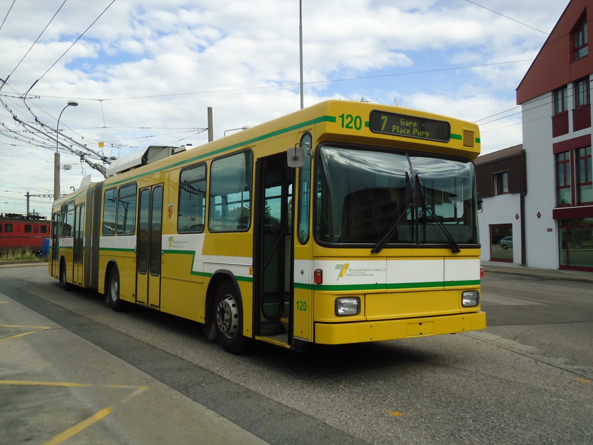 (130'258) - TN Neuchtel - Nr. 120 - NAW/Hess Gelenktrolleybus am 4. Oktober 2010 beim Bahnhof Marin