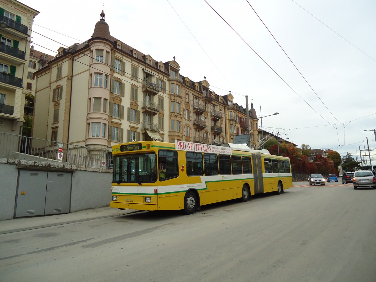 (130'267) - TN Neuchtel - Nr. 102 - NAW/Hess Gelenktrolleybus am 4. Oktober 2010 beim Bahnhof Neuchtel