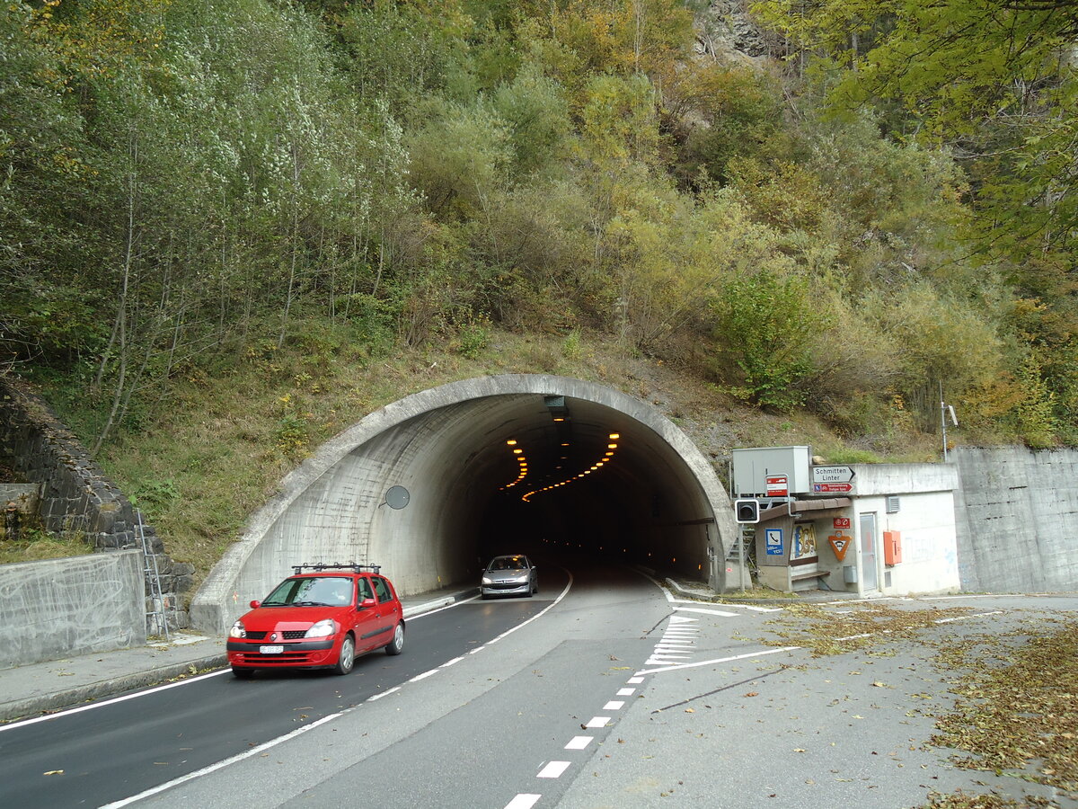 (130'321) - Der Linterfluhtunnel auf der Ladholzseite mit AFA-Haltestelle am 11. Oktober 2010 in Achseten, Schmitten