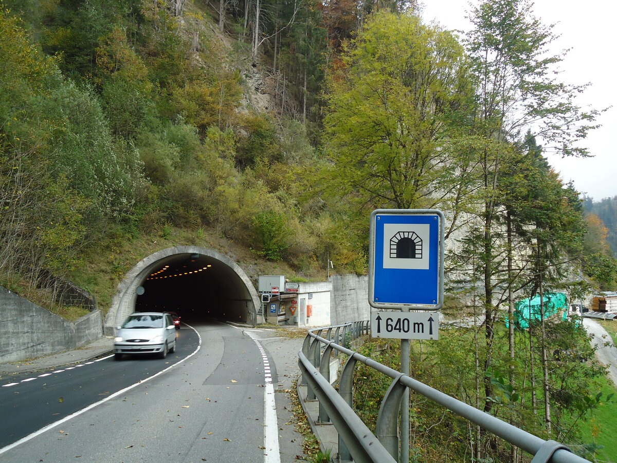 (130'322) - Der Linterfluhtunnel auf der Ladholzseite mit AFA-Haltestelle am 11. Oktober 2010 in Achseten, Schmitten