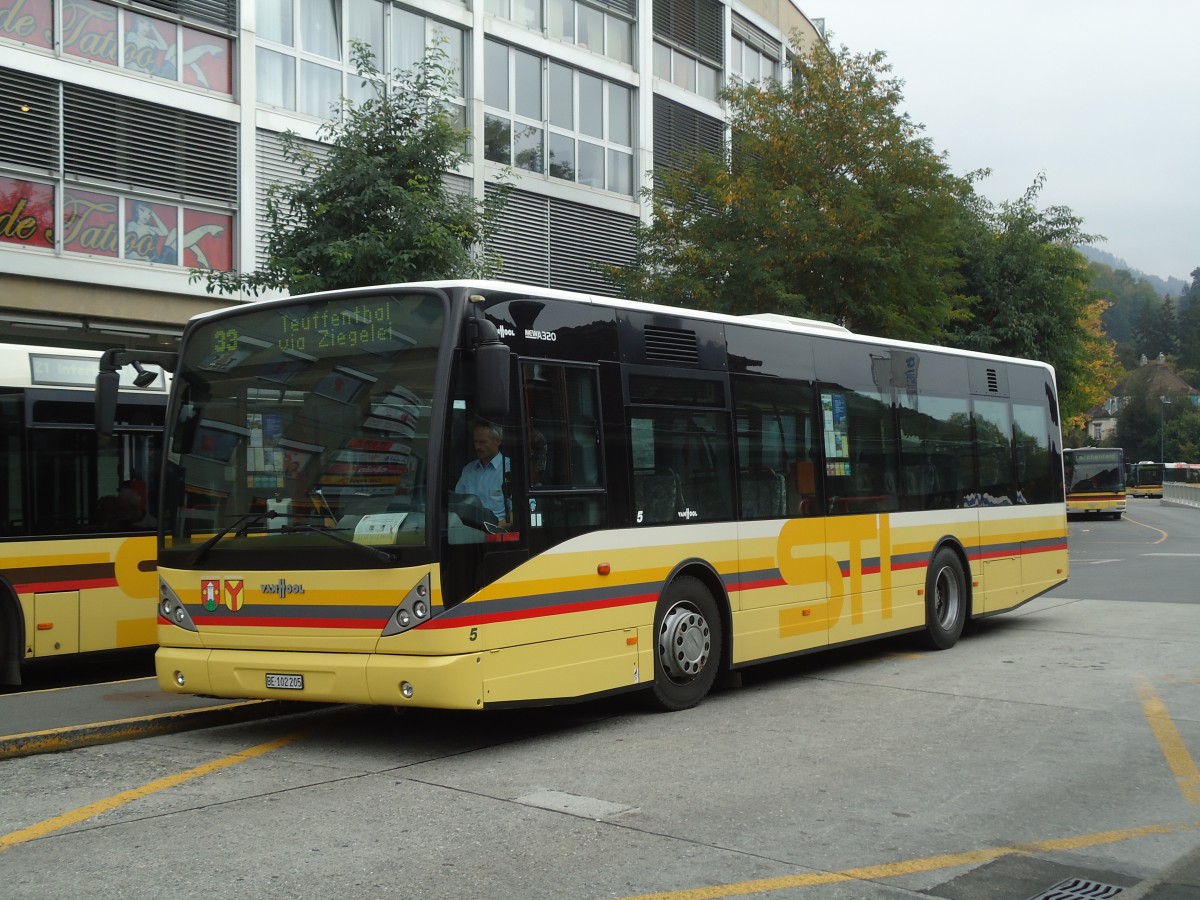 (130'381) - STI Thun - Nr. 5/BE 102'205 - Van Hool am 12. Oktober 2010 beim Bahnhof Thun