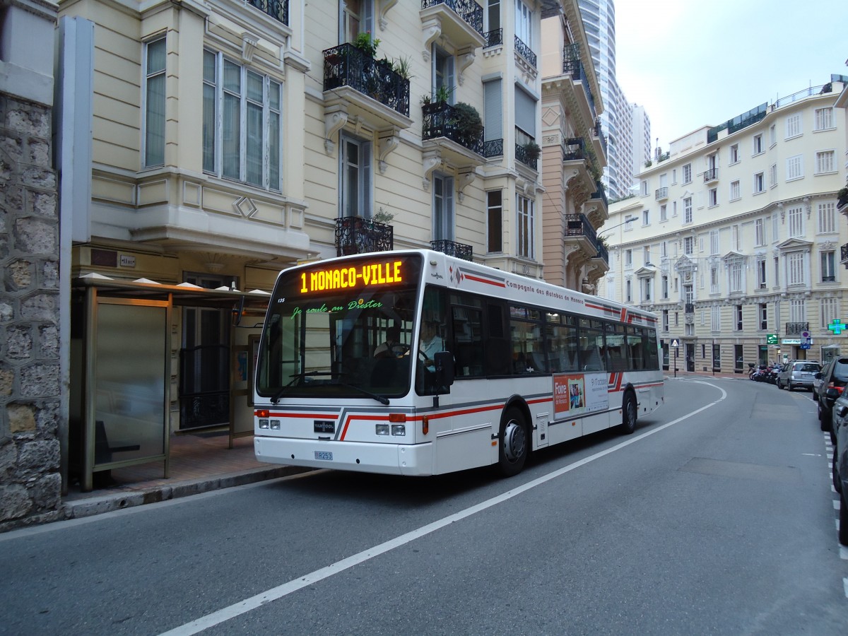 (130'624) - CAM Monaco - Nr. 135/R253 - Van Hool am 16. Oktober 2010 in Monaco, PontLa Rousse