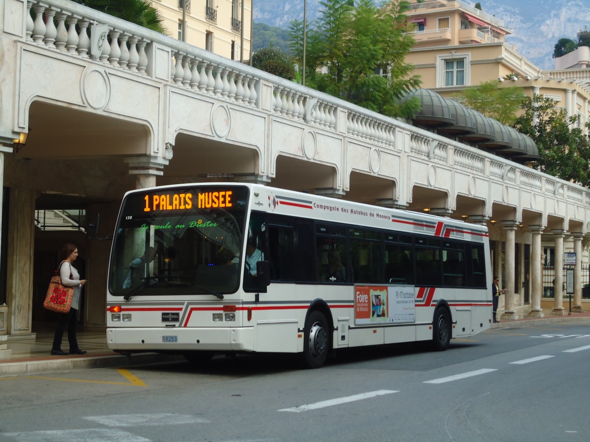 (130'655) - CAM Monaco - Nr. 135/R253 - Van Hool am 16. Oktober 2010 in Monaco, Casino