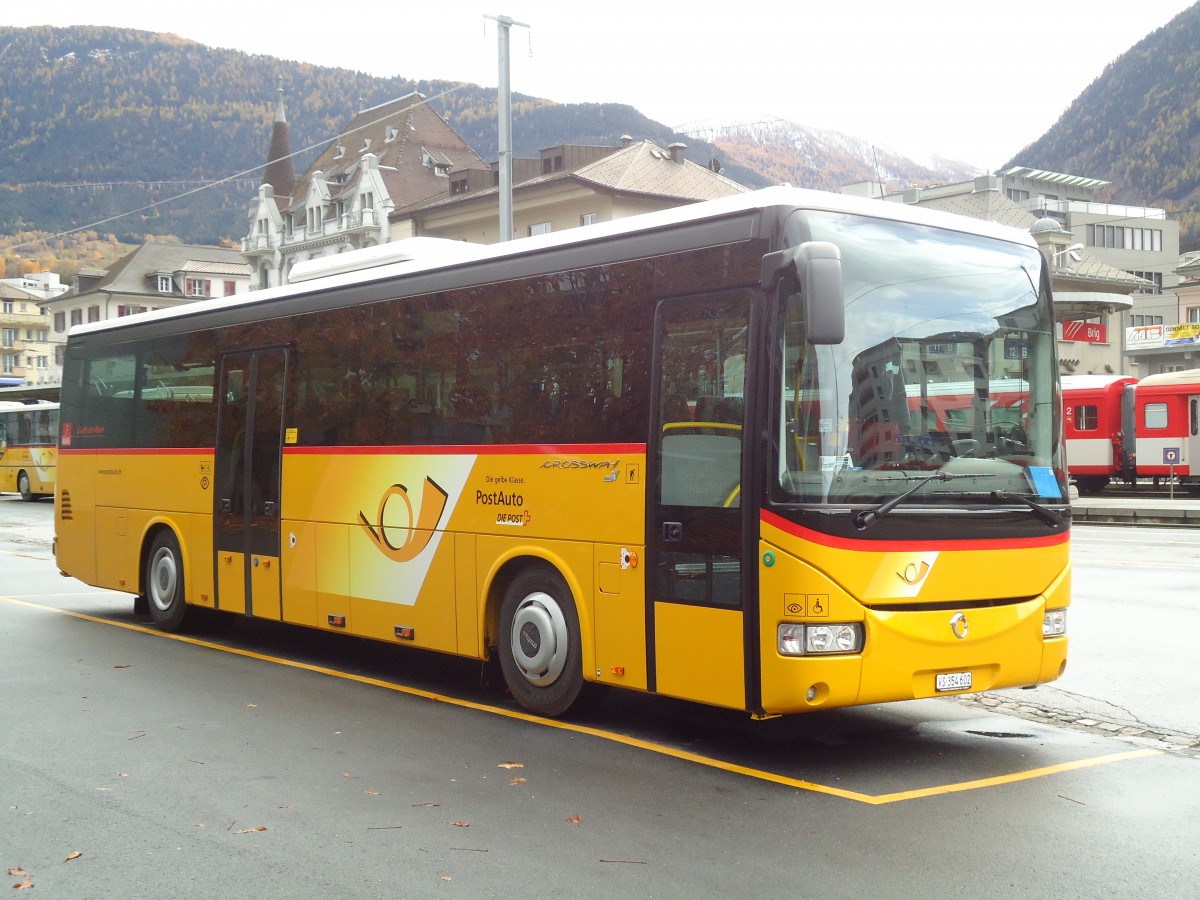 (130'845) - PostAuto Wallis - VS 354'602 - Irisbus am 1. November 2010 beim Bahnhof Brig