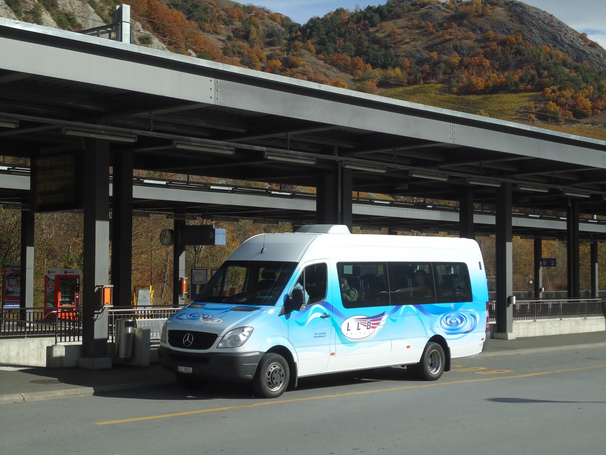 (130'853) - LLB Susten - Nr. 21/VS 38'021 - Mercedes am 1. November 2010 beim Bahnhof Leuk