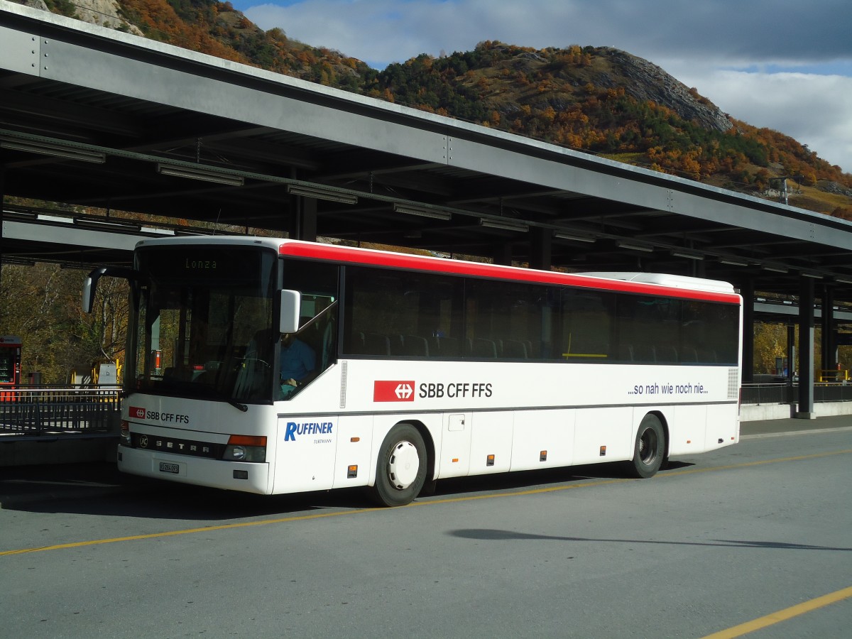 (130'854) - Ruffiner, Turtmann - VS 284'093 - Setra am 1. November 2010 beim Bahnbhof Leuk