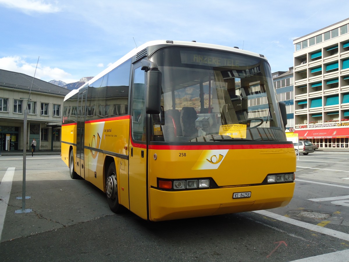 (130'870) - Buchard, Leytron - Nr. 258/VS 84'258 - Neoplan (ex Rey, Ayent) am 1. November 2010 beim Bahnhof Sion