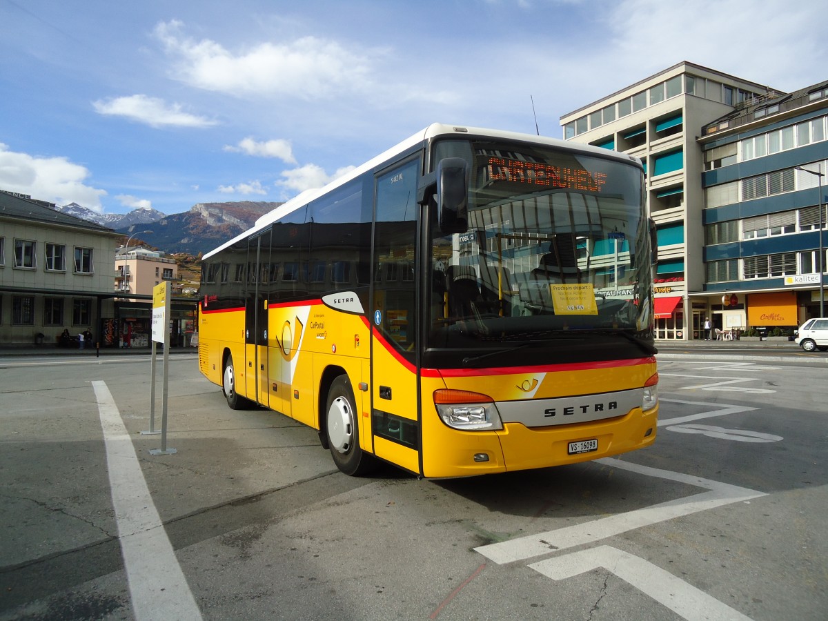 (130'872) - Evquoz, Erde - VS 16'098 - Setra am 1. November 2010 beim Bahnhof Sion