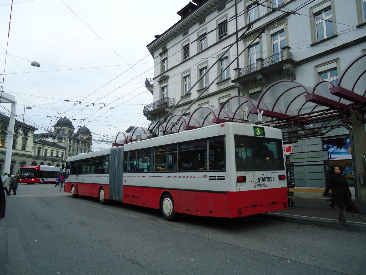 (131'051) - SW Winterthur - Nr. 141 - Mercedes Gelenktrolleybus am 17. November 2010 beim Hauptbahnhof Winterthur