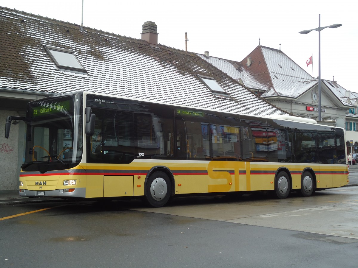 (131'091) - STI Thun - Nr. 132/BE 801'132 - MAN am 26. November 2010 beim Bahnhof Thun