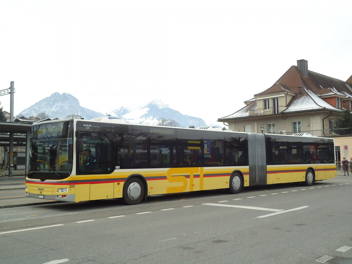 (131'136) - STI Thun - Nr. 122/BE 700'122 - MAN am 28. November 2010 beim Bahnhof Spiez