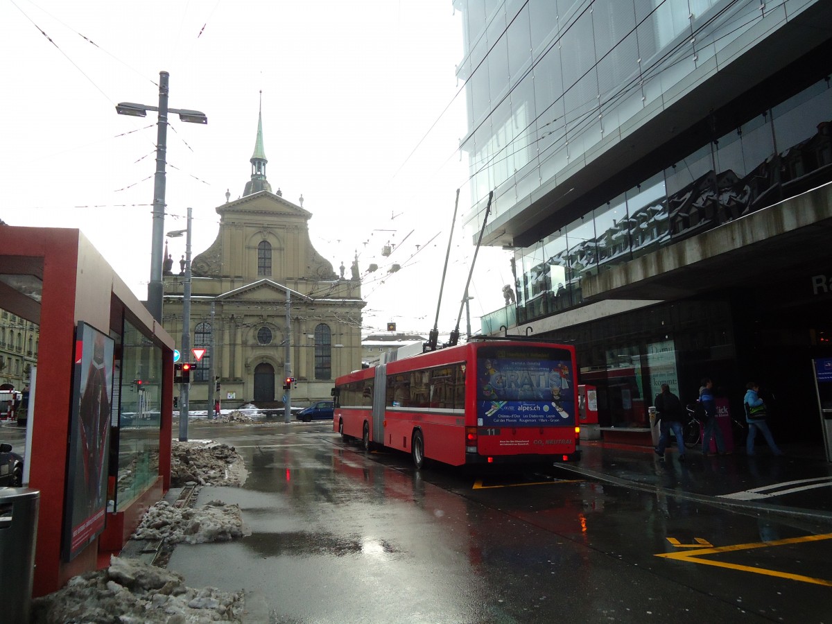 (131'341) - Bernmobil, Bern - Nr. 11 - NAW/Hess Gelenktrolleybus am 7. Dezember 2010 beim Bahnhof Bern