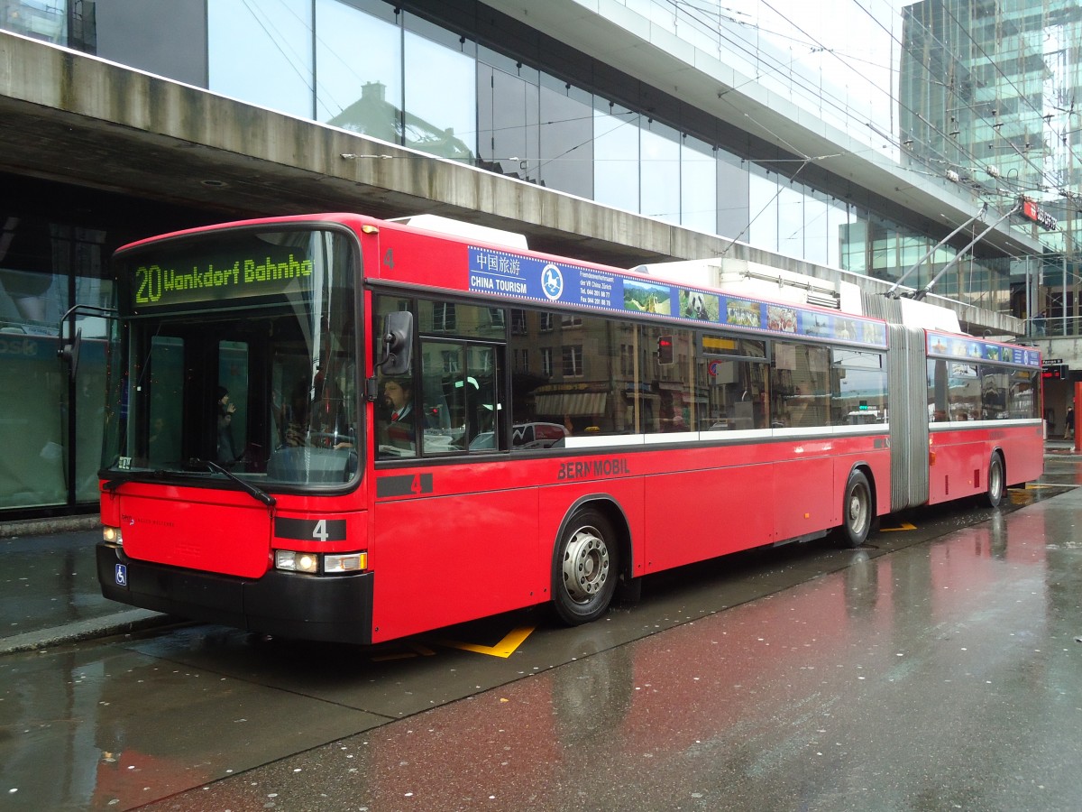 (131'345) - Bernmobil, Bern - Nr. 4 - NAW/Hess Gelenktrolleybus am 7. Dezember 2010 beim Bahnhof Bern