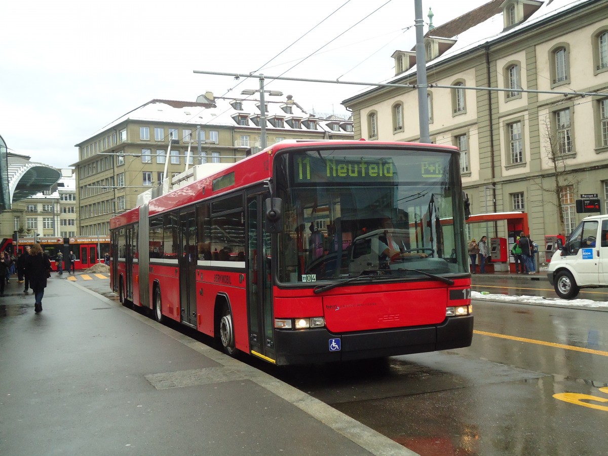 (131'385) - Bernmobil, Bern - Nr. 12 - NAW/Hess Gelenktrolleybus am 7. Dezember 2010 beim Bahnhof Bern